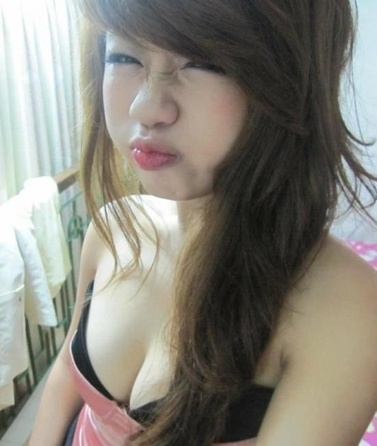 美女偷拍掀裙